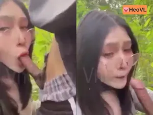 đi dã ngoại tiện xxx bạn gái ở trong rừng