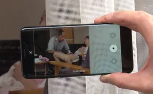 Bạn gái của con trai gian díu với bố người chồng bị gã quản lý khu phố phát hiện