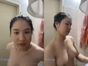Gái vú ngon, vừa call với gấu vừa tắm